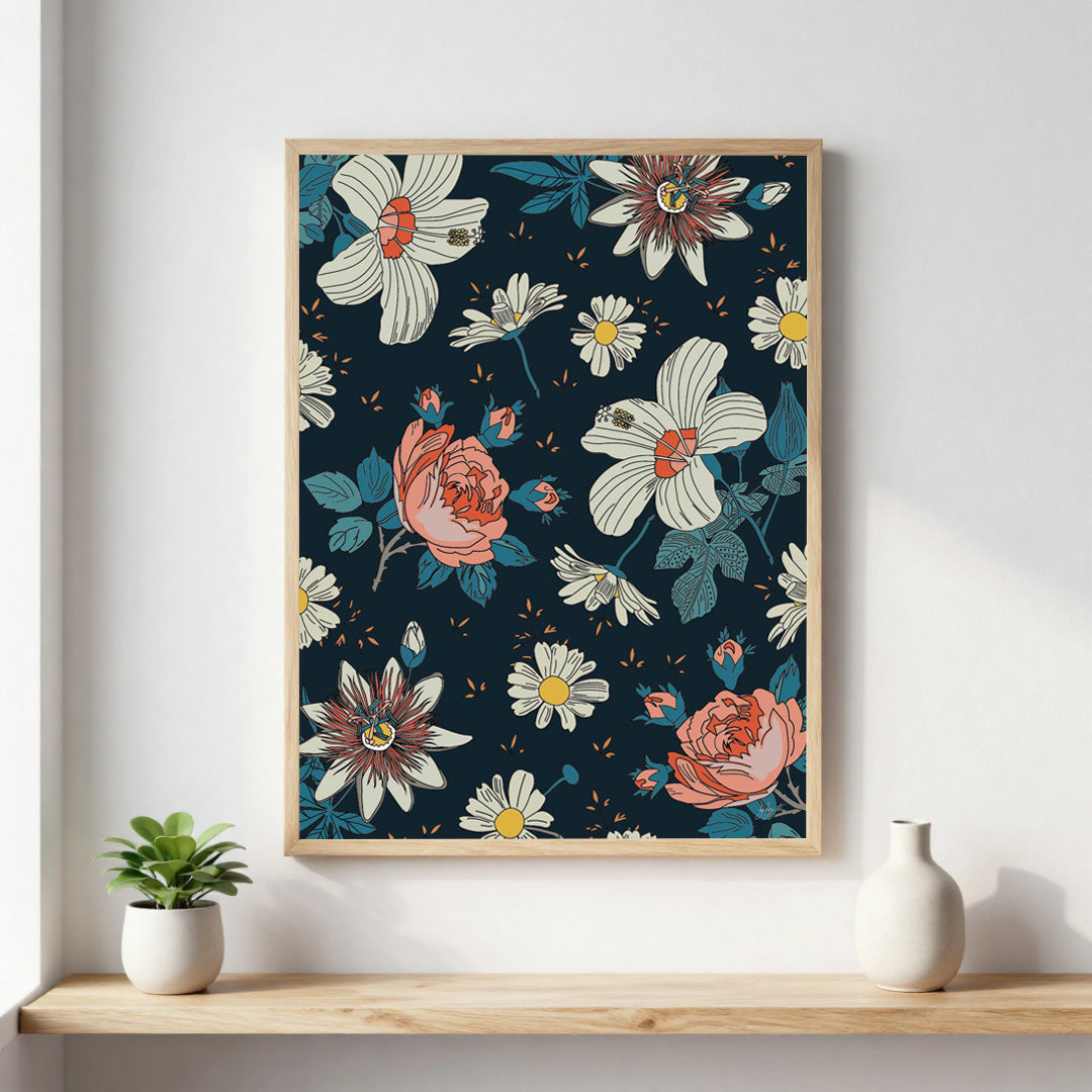 Poster floral représentant un motif de fleurs blanches, pivoines roses et marguerites sur fond bleu, idéale pour une décoration murale élégante et botanique.